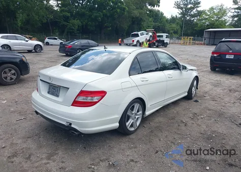 2010 Mercedes-Benz C 300 Luxury/Sport из США, поврежденный, VIN WDDGF5EB4AR099719